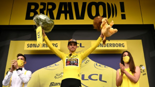 Tour de France: van Aert, le maillot jaune encore deuxième