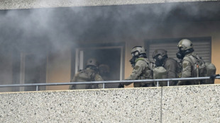 Viele verletzte Polizisten und Feuerwehrleute bei Explosion in Ratinger Hochhaus