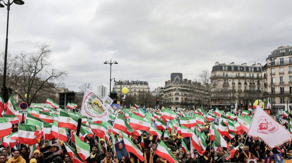 Mehrere tausend Iraner demonstrieren in Paris gegen die Führung in Teheran