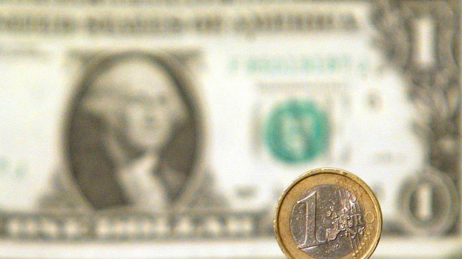 Euro in rialzo sul dollaro a 1,1098 (+0,2%)