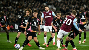 West Ham ease to victory over lacklustre Leicester