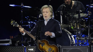 Paul McCartney improvvisa concerto a Ny, pubblico in delirio