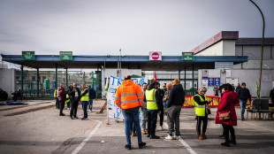 Tammurriata 'Bella ciao' per i lavoratori di Trasnova