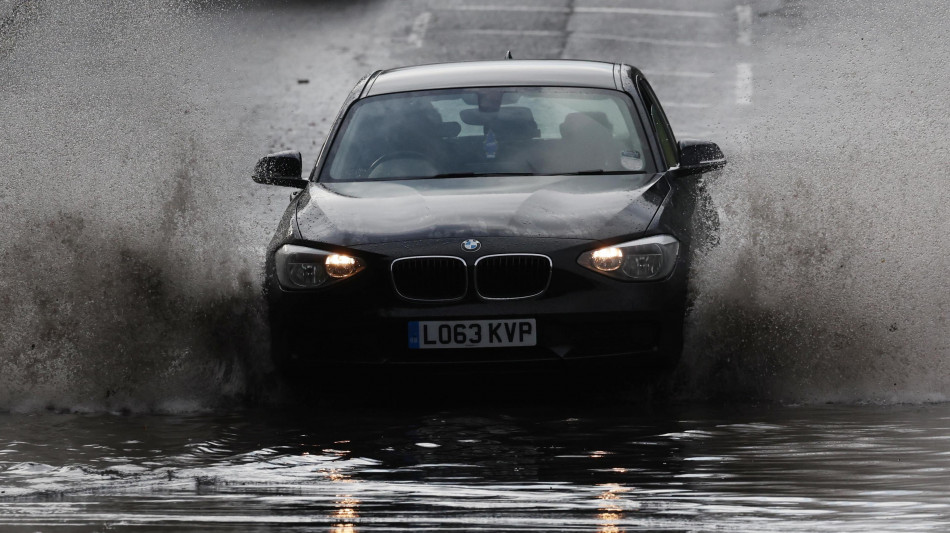 Allerta maltempo in Gb, strade bloccate dagli allagamenti