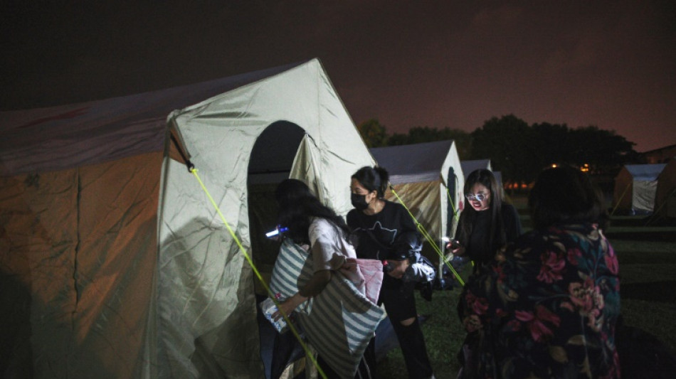 Après le séisme de Taïwan, des familles trouvent refuge sous des tentes