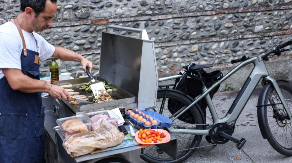 Designer, Kamel Secraoui crée un vélo-plancha et cuisine pour les sans-abri