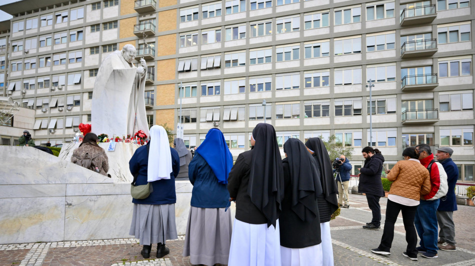 Il Papa ancora in lieve miglioramento