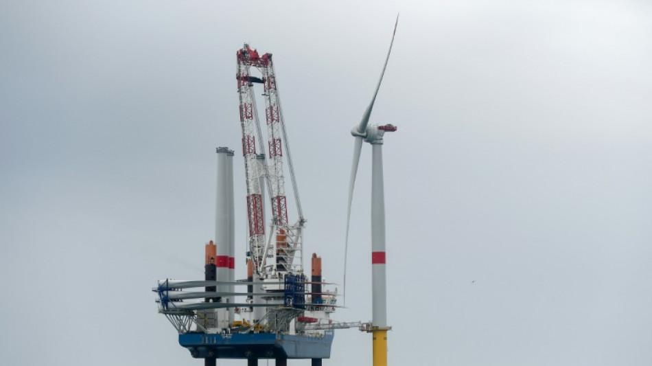 La première éolienne offshore de France installée au parc de Saint-Nazaire