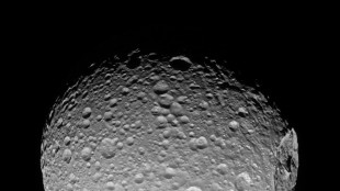 El océano que oculta Mimas, luna helada de Saturno