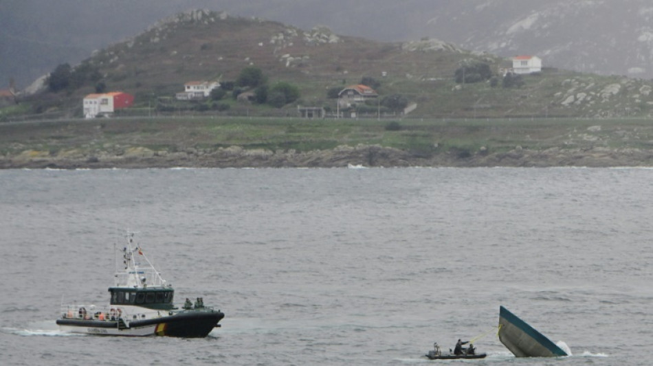 Un presunto narcosubmarino se parte en dos en las costas de España