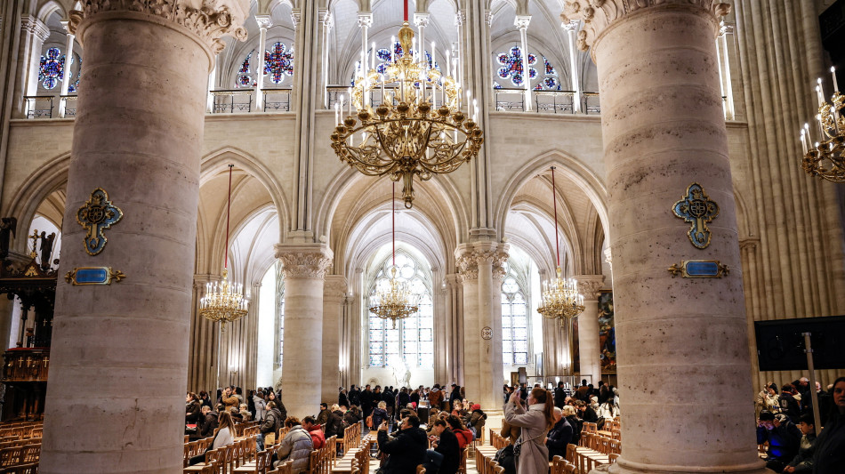 Notre-Dame a Parigi ospita le prime messe di Natale dopo il rogo