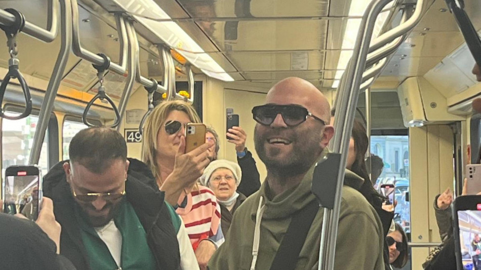 Giuliano Sangiorgi canta 'Mentre tutto scorre' in tram a Milano