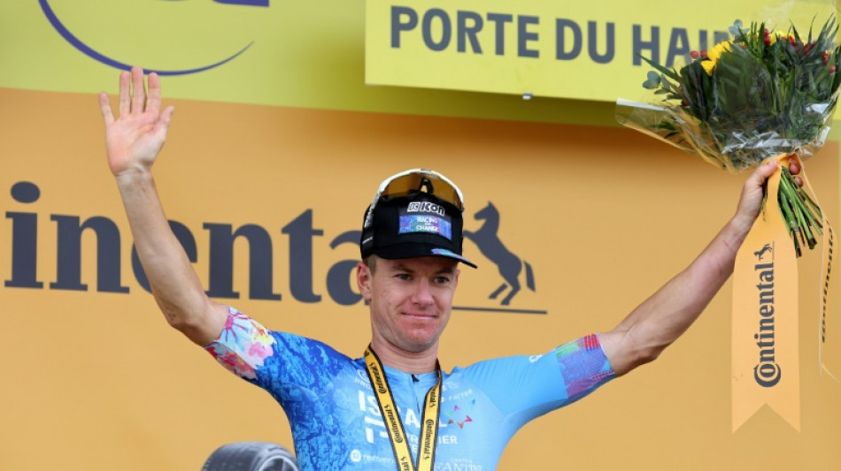 Tour de France: van Aert toujours en jaune au bout d'une folle étape des pavés