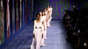 Dior invoca deusas do Olimpo, Iris Van Herpen opta por exibição estática