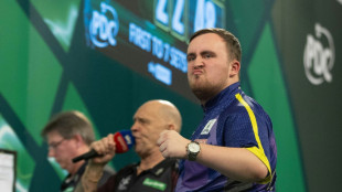 Darts: Littler gewinnt in Bahrain - und wirft Neun-Darter