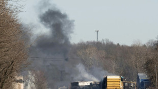 Instan a residentes a no beber agua en área del descarrilamiento de tren con gases tóxicos en EEUU