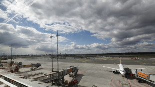 Flughafen Hamburg: Polizei verhandelt weiter mit Bewaffnetem mit kleiner Tochter