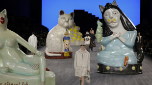 Dior celebra artesanato de luxo com desfile casual e gatos, Yasuhiro apresenta karokê