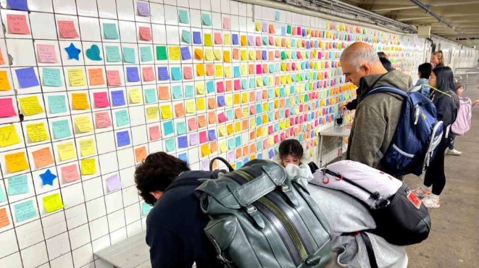 Neoyorquinos vuelven a pegar pósits en el metro como "terapia" poselectoral