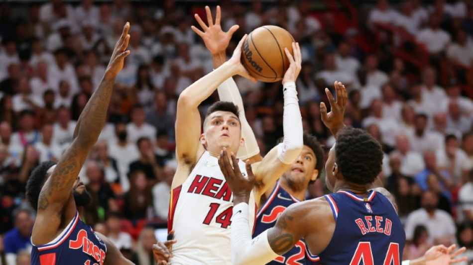 Play-offs NBA: le Heat et les Suns déjà trop chauds pour les Sixers et les Mavs