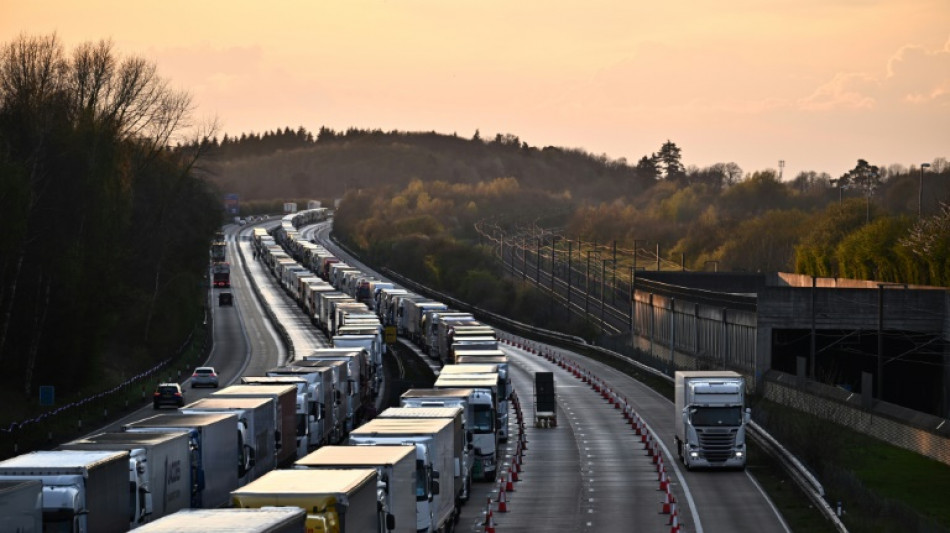 Royaume-Uni: chaos pour rejoindre la France, les voyageurs invités à la patience