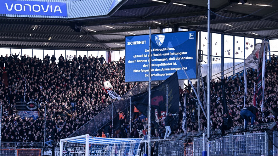 Banner versperrt Rettungsweg: Anstoß in Bochum verzögert sich