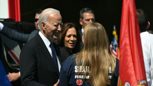 Biden, con una gorra de Trump y retórica antimigrante en una campaña única