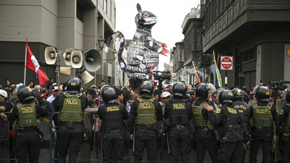 Transportistas y comerciantes protestan contra extorsiones en Perú