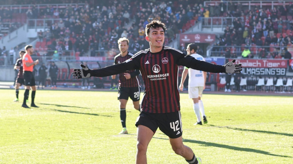 St. Pauli übernimmt Spitze - HSV gewinnt bei S04