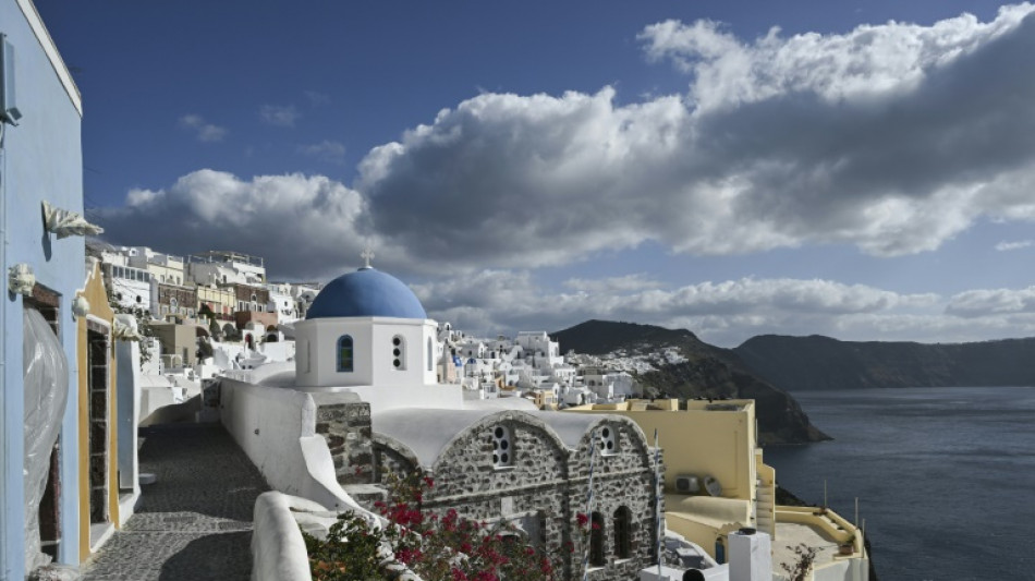 Grèce: les écoles rouvrent à Santorin après la baisse de l'activité sismique