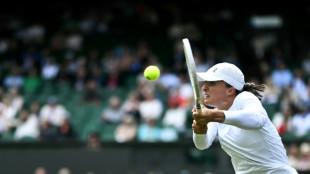 Swiatek extends hot streak to reach Wimbledon third round