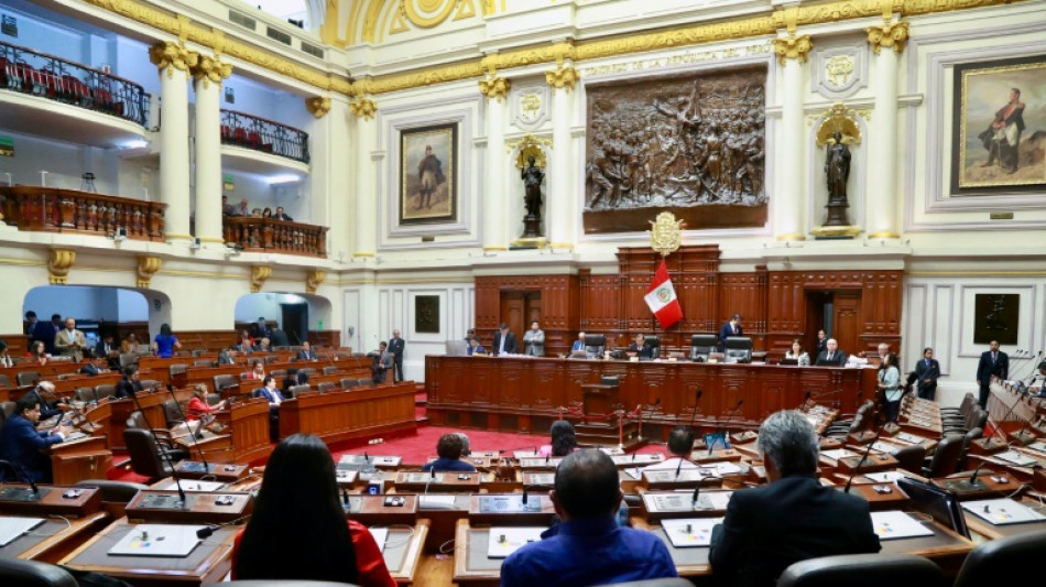 Congresso do Peru destitui ministro após assassinato de cantor