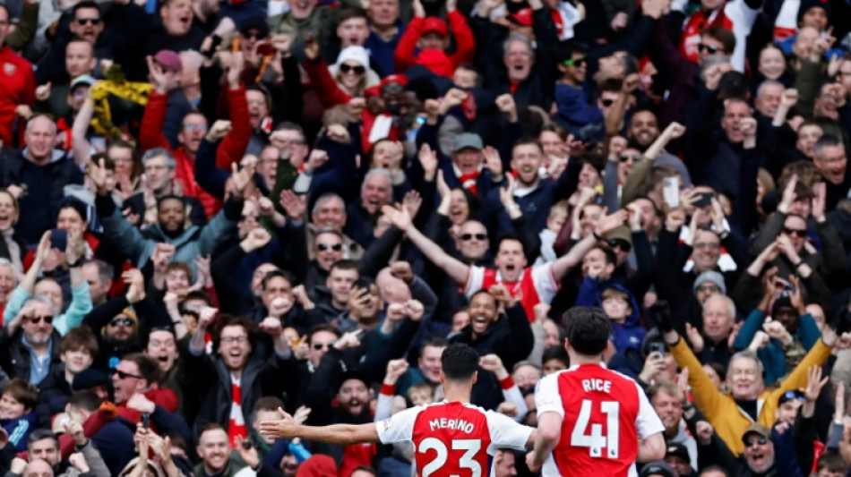 Arsenal edge out Chelsea, Fulham beat Spurs