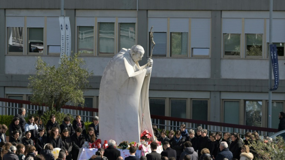 Le pape, dans un état stable, se dit "soutenu" par "l'affection" des fidèles