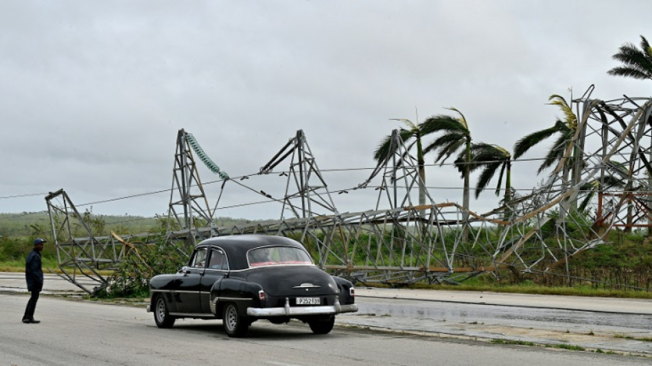 Cuba, toujours sans électricité, évalue les dégâts causés par l'ouragan Rafael