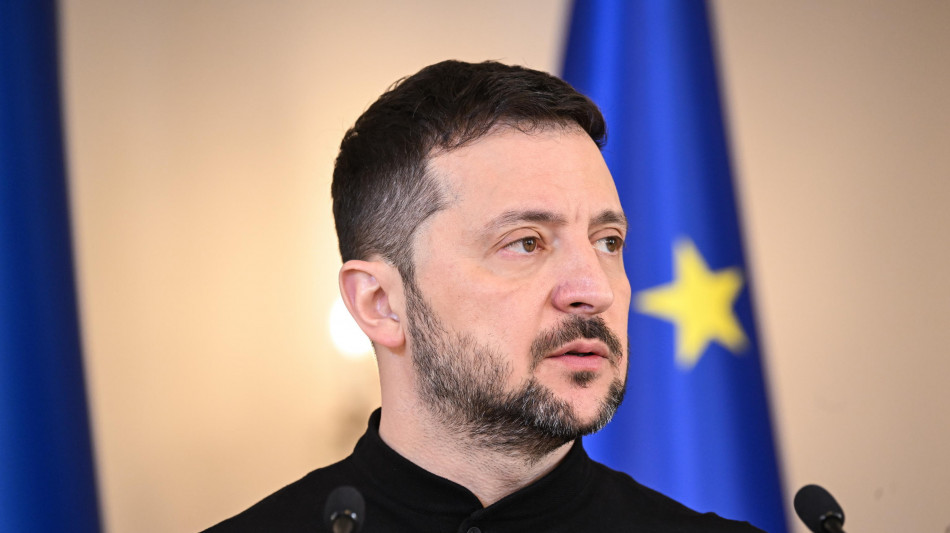 Zelensky, 'pronti a implementare stop agli attacchi a centrali'