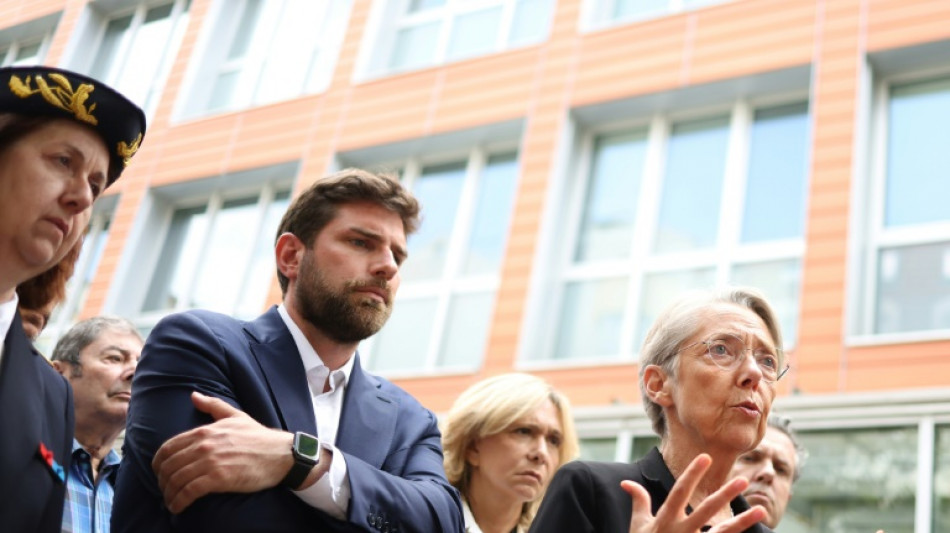 Emeutes: appel à la solidarité avec les maires, une accalmie se dessine