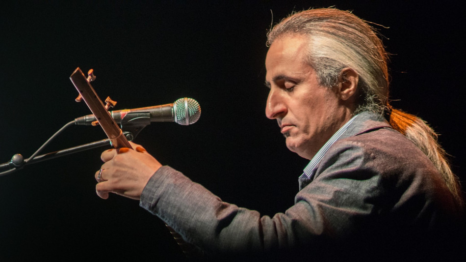 Mohsen Namjoo a Roma. Sitar, blues e rock dell'artista iraniano