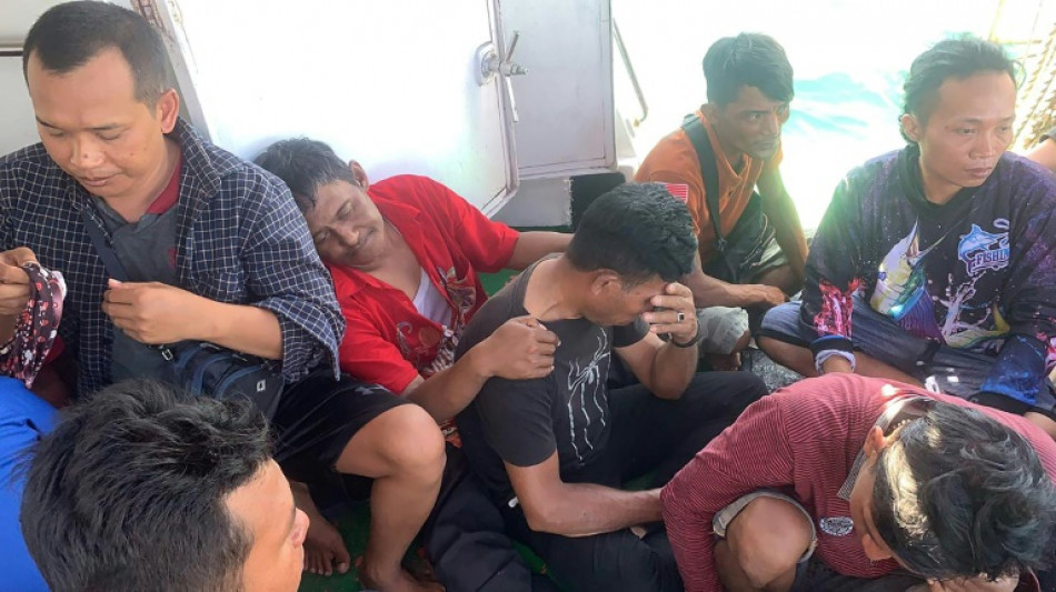 Rescatados con vida 26 pasajeros de un barco naufragado en Indonesia