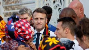 Macron prolonge sa visite à Mayotte, en proie à la colère après le passage du cyclone