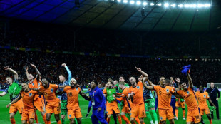 Holanda vira sobre Turquia (2-1) e vai enfrentar Inglaterra nas semis da Euro