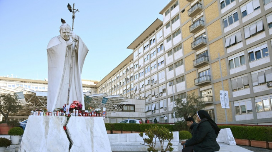 Le pape François dans un état critique entame sa deuxième semaine d'hospitalisation