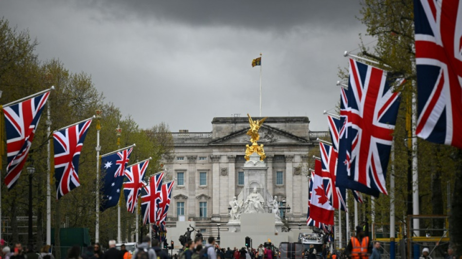 Mann nach Wurf von Gegenständen auf Gelände des Buckingham-Palastes festgenommen