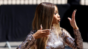 Visée par un jet de boisson sur scène, Cardi B contre-attaque en lançant son micro