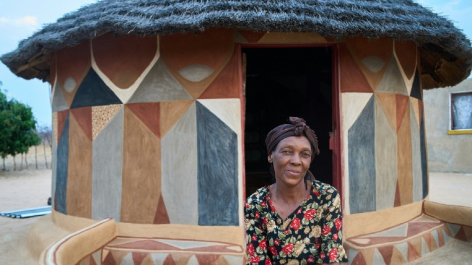 Au Zimbabwe, la beauté des cases peintes, un artisanat féminin