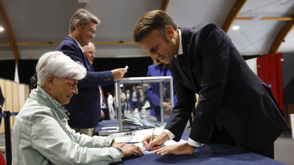 Eliseo, Macron non parlerà questa sera