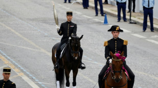 Paris recebe tocha olímpica em 'Dia da Bastilha', data marcada pela festa nacional da França