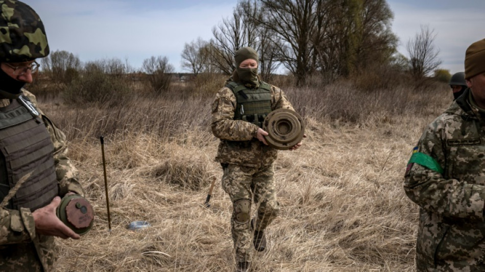 Ukrainian sappers defuse Russian minefield outside Kyiv