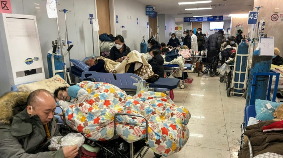 Hospitales en Shanghái desbordados por la afluencia de enfermos de covid
