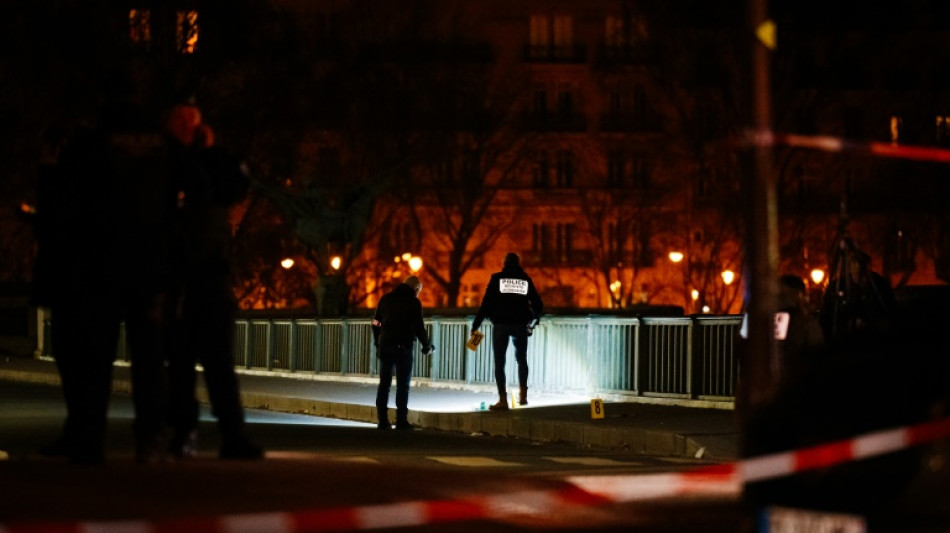 Juiz acusa formalmente suspeito de assassinato perto da Torre Eiffel